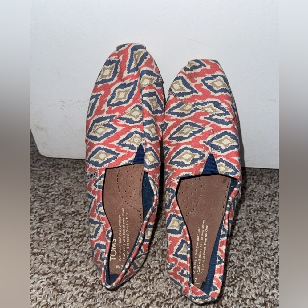 TOMS Women's Red and Blue Patterned Flats